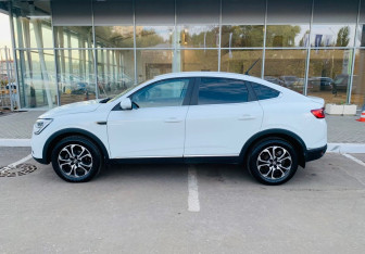 Подержанный автомобиль Renault Arkana 2019 года (8 фото)