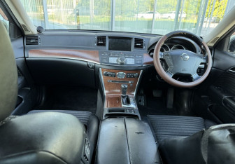 Подержанный автомобиль Nissan Fuga 2005 года (9 фото)