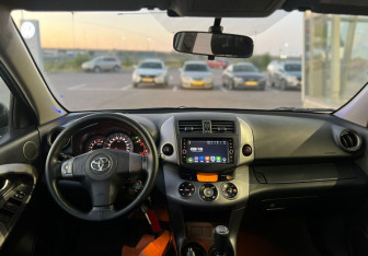 Подержанный автомобиль Toyota RAV4 2008 года (9 фото)