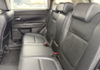 Подержанный автомобиль Mitsubishi Outlander 2013 года (10 фото)