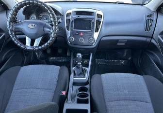 Подержанный автомобиль Kia Ceed Hatchback 2011 года (10 фото)