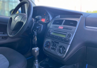 Подержанный автомобиль Fiat Linea 2011 года (13 фото)