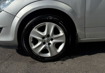 Подержанный автомобиль Opel Astra Sedan 2013 года (13 фото)