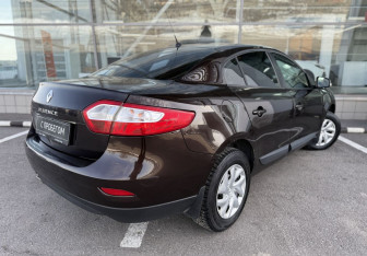 Подержанный автомобиль Renault Fluence 2014 года (5 фото)