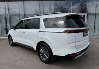 Подержанный автомобиль Kia Carnival 2021 года (7 фото)
