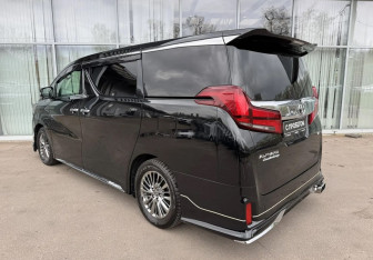 Подержанный автомобиль Toyota Alphard 2018 года (7 фото)