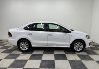 Подержанный автомобиль Volkswagen Polo Sedan 2015 года (4 фото)