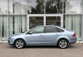 Подержанный автомобиль Ford Focus Sedan 2006 года (8 фото)