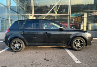 Подержанный автомобиль Kia Ceed Hatchback 2010 года (5 фото)