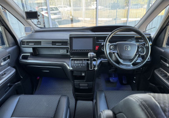 Подержанный автомобиль Honda Stepwgn 2017 года (12 фото)