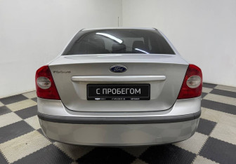Подержанный автомобиль Ford Focus Sedan 2006 года (6 фото)