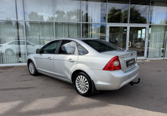 Подержанный автомобиль Ford Focus Sedan 2011 года (7 фото)