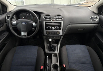 Подержанный автомобиль Ford Focus Sedan 2006 года (9 фото)