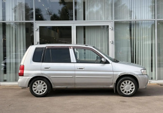 Подержанный автомобиль Mazda Demio 2002 года (4 фото)