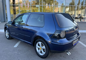Подержанный автомобиль Volkswagen Golf Hatchback 1999 года (7 фото)