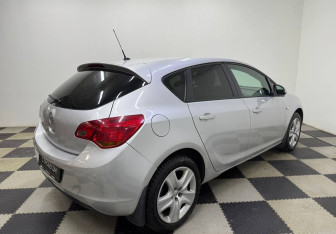 Подержанный автомобиль Opel Astra Hatchback 2010 года (5 фото)
