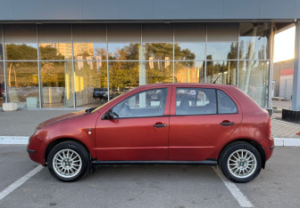 Подержанный автомобиль Skoda Fabia Hatchback 2003 года (8 фото)