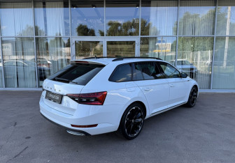 Подержанный автомобиль Skoda Superb Wagon 2019 года (5 фото)