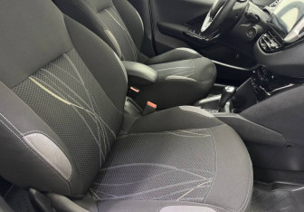 Подержанный автомобиль Peugeot 208 2013 года (9 фото)