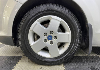 Подержанный автомобиль Ford Focus Sedan 2006 года (12 фото)