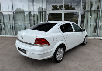 Подержанный автомобиль Opel Astra Sedan 2012 года (5 фото)
