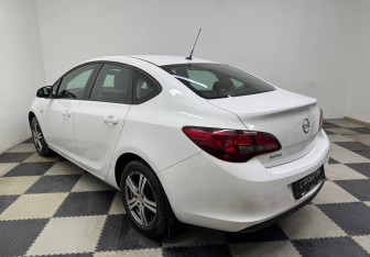 Подержанный автомобиль Opel Astra Sedan 2014 года (7 фото)