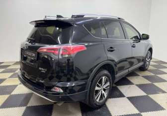 Подержанный автомобиль Toyota RAV4 2015 года (5 фото)