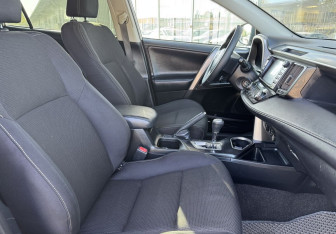 Подержанный автомобиль Toyota RAV4 2016 года (10 фото)