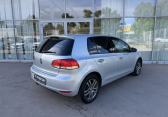 Подержанный автомобиль Volkswagen Golf Hatchback 2012 года (5 фото)