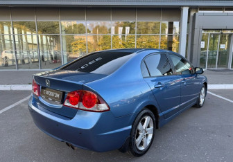 Подержанный автомобиль Honda Civic Sedan 2007 года (5 фото)