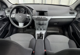 Подержанный автомобиль Opel Astra Sedan 2011 года (9 фото)