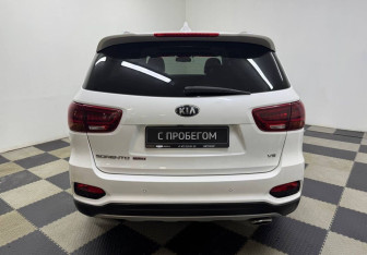 Подержанный автомобиль Kia Sorento 2018 года (6 фото)