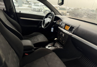 Подержанный автомобиль Opel Vectra Sedan 2006 года (9 фото)