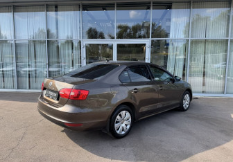 Подержанный автомобиль Volkswagen Jetta Sedan 2012 года (5 фото)