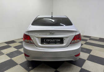 Подержанный автомобиль Hyundai Solaris Sedan 2011 года (6 фото)