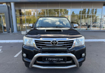 Подержанный автомобиль Toyota Hilux 2012 года (2 фото)
