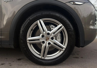 Подержанный автомобиль Porsche Cayenne 2011 года (12 фото)