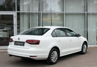 Подержанный автомобиль Volkswagen Jetta Sedan 2016 года (5 фото)