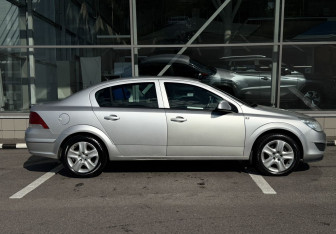 Подержанный автомобиль Opel Astra Sedan 2013 года (5 фото)