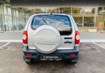 Подержанный автомобиль Chevrolet Niva 2012 года (6 фото)