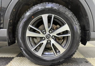 Подержанный автомобиль Toyota RAV4 2017 года (12 фото)
