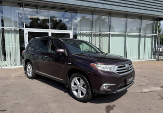 Подержанный автомобиль Toyota Highlander 2013 года (3 фото)