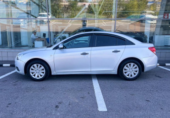 Подержанный автомобиль Chevrolet Cruze Sedan 2010 года (8 фото)