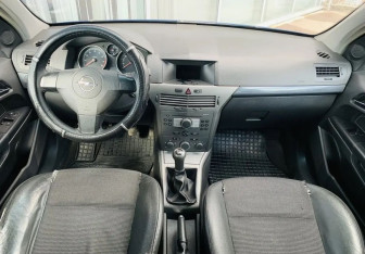 Подержанный автомобиль Opel Astra Hatchback 2004 года (9 фото)