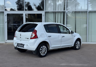 Подержанный автомобиль Renault Sandero 2013 года (5 фото)