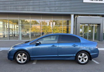 Подержанный автомобиль Honda Civic Sedan 2007 года (8 фото)