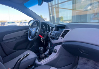 Подержанный автомобиль Chevrolet Cruze Sedan 2010 года (10 фото)