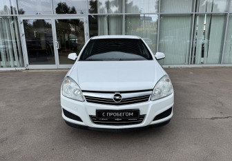 Подержанный автомобиль Opel Astra Sedan 2012 года (2 фото)