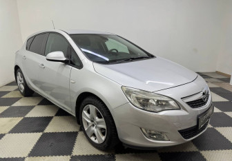 Подержанный автомобиль Opel Astra Hatchback 2010 года (3 фото)