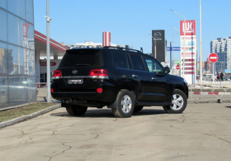 Подержанный автомобиль Toyota Land Cruiser Suv 2020 года (5 фото)